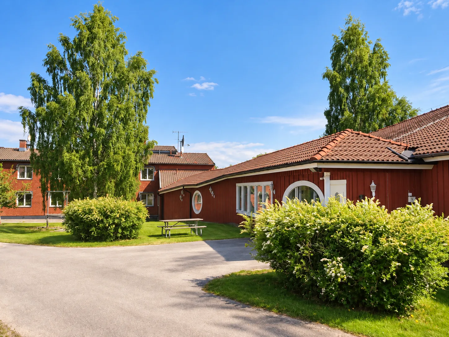 Soberas byggnad och grönska i Nora
